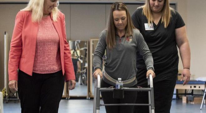 Tres parapléjicos volvieron a caminar por su cuenta con un tratamiento pionero