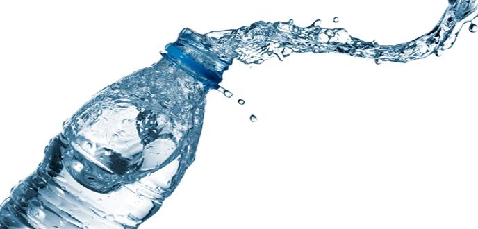 El preocupante hallazgo de partículas de plástico en botellas de agua de 11 marcas diferentes