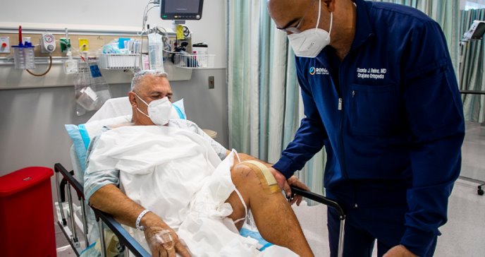 Primer reemplazo total de rodilla en centro de cirugía ambulatoria en Puerto Rico