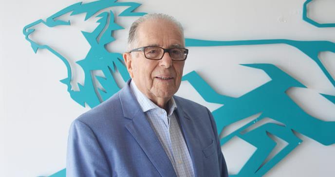 Dr. Raúl Arsmtrong a sus 90 años sigue en la práctica de la medicina y en la academia