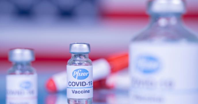 Pfizer asegura que la vacuna cubre contra nueva variante del COVID-19