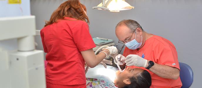 Un dentista comprometido con el servicio hacia los más necesitados