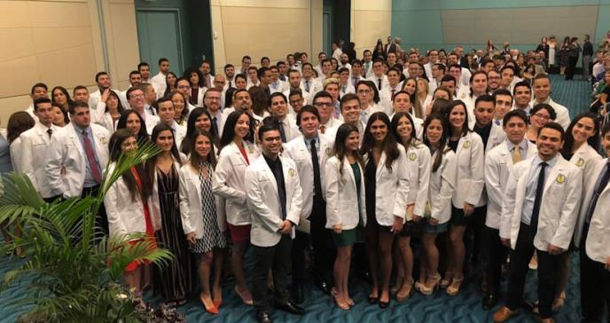 Escuela de Medicina de la UPR viste de blanco a 110 futuros médicos