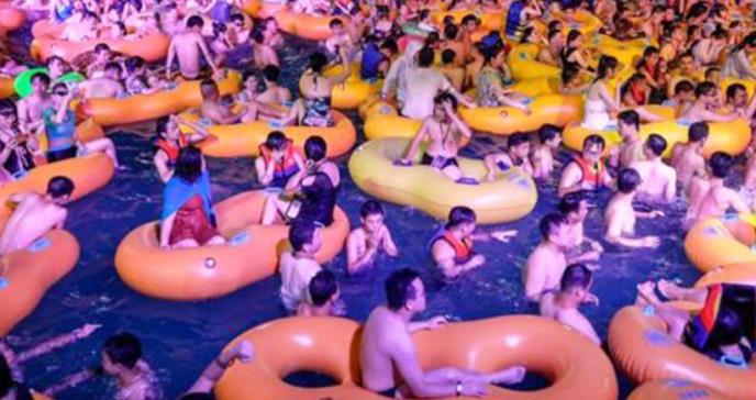 ¿Wuhan vuelve a la normalidad? Fiesta acuática desconcierta al mundo entero