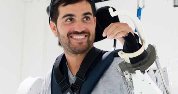 Innovador exoesqueleto ayuda a caminar con estímulos mentales a hombre paralítico