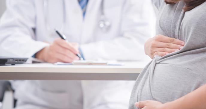 Detección universal de COVID-19 en mujeres admitidas para parto