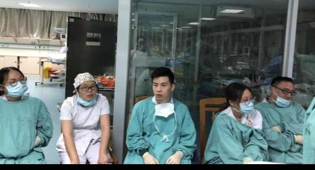 Un equipo de médicos chinos salva la vida de un niño tras cinco horas de masajes cardíacos
