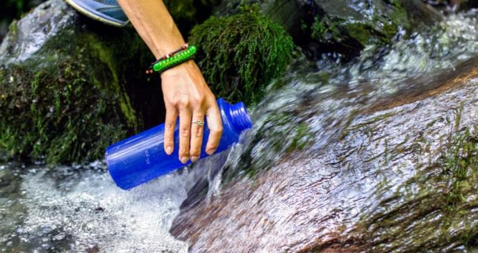 Qué hay detrás de la moda de beber agua cruda (y qué riesgos conlleva para la salud)