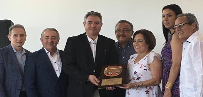 Rector de Ciencias Médicas recibe el Premio Dr. Raúl A. Marcial Rojas