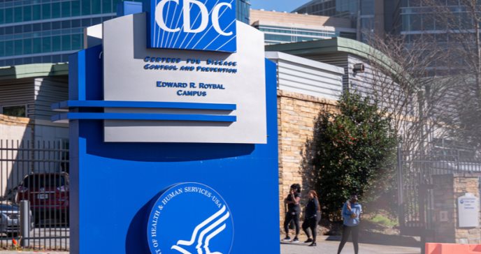 CDC: personas vacunadas podrán reunirse sin mascarilla ni distanciamiento