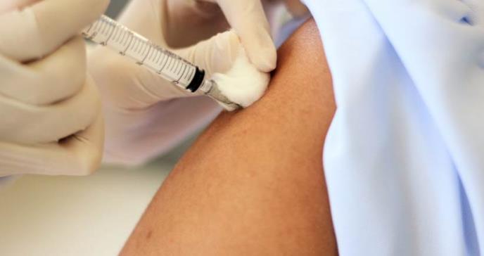 Por qué las vacunas contra el COVID-19 se ponen en el brazo y no en otras partes del cuerpo