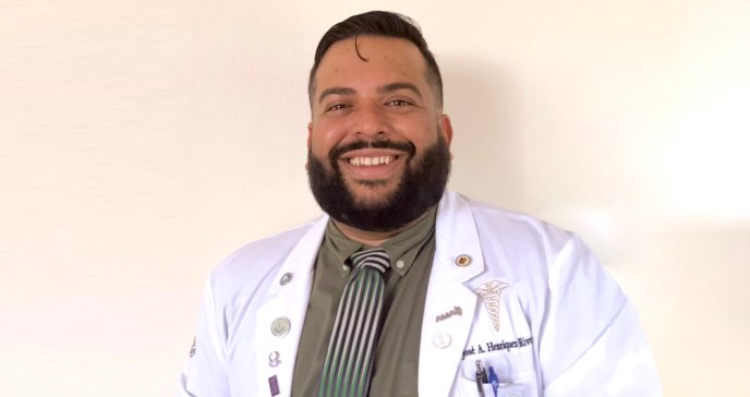 La medicina para la comunidad LGTBQ+: El motor de la carrera del Dr. Henríquez Rivera