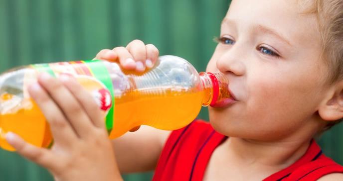Esto es lo que deben saber los padres sobre las bebidas energéticas que consumen sus hijos