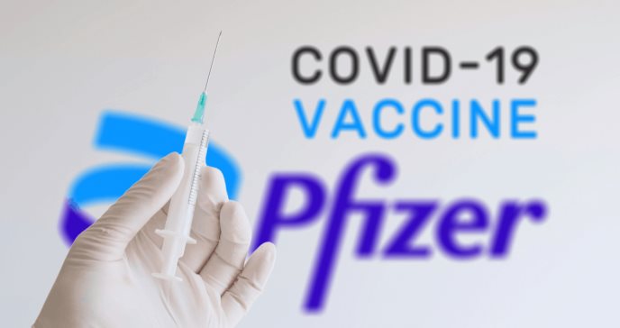 Pfizer rebajó la efectividad de su vacuna y aboga por la necesidad de inocular una tercera dosis