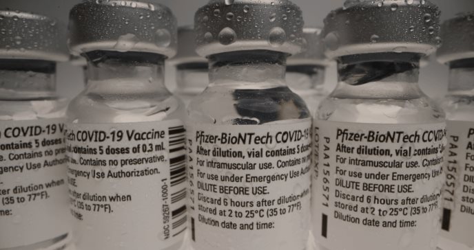 Vacuna de PFIZER recibe aprobación completa por parte de la FDA para personas mayores de 16 años
