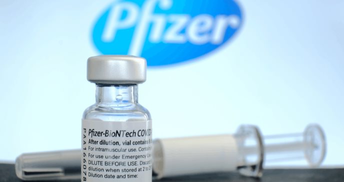 FDA autoriza tercera dosis de vacuna Pfizer para pacientes de 65 años en adelante