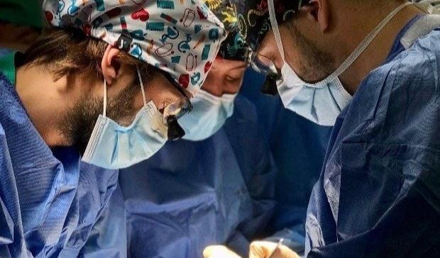 Realizan la primera cirugía endoscópica contra la compresión medular