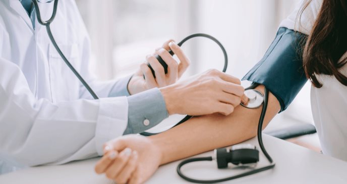 Diez maneras de controlar la presión arterial alta sin medicamentos