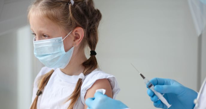 Panel de CDC apoya proceso de inmunización en menores de 5 a 11 años de edad