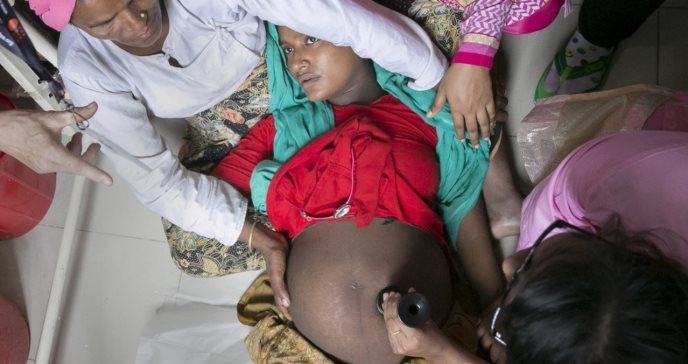 Las mujeres de todo el mundo sufren malos tratos y violaciones de sus derechos durante el parto
