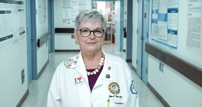 Dra. Esther Torres: el conocer pacientes que sufrían de Crohn y colitis ulcerosa le hizo cambiar su rumbo