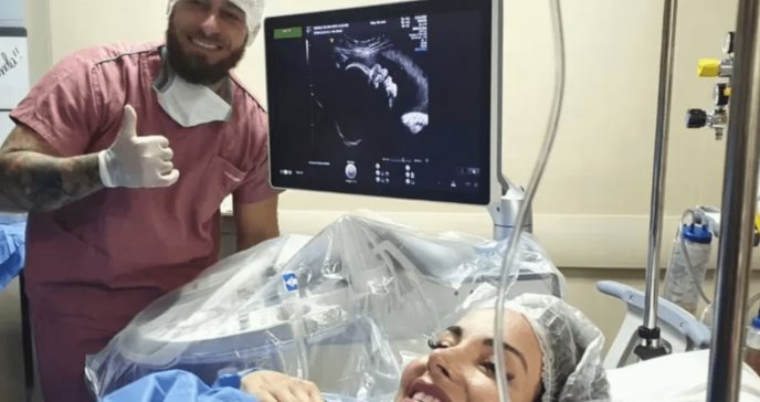 Extraordinaria operación: médicos quemaron el tumor de un bebé en el útero para salvarle la vida