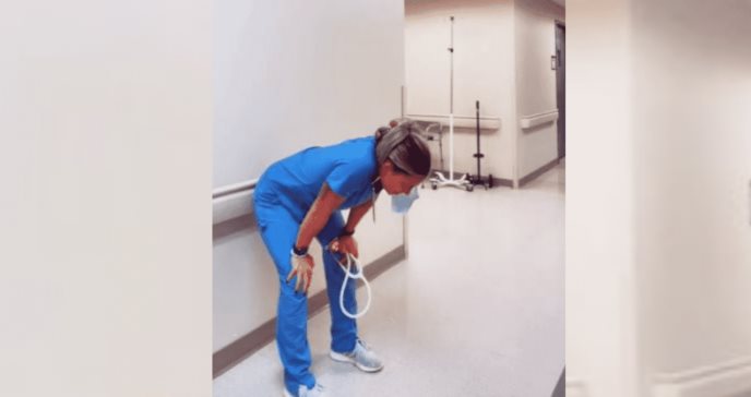 Críticas a una enfermera que grabó un vídeo para TikTok tras fallecer uno de sus pacientes