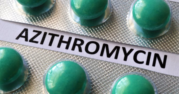 La azitromicina oral es un antimicrobiano eficaz contra la fiebre entérica no complicada