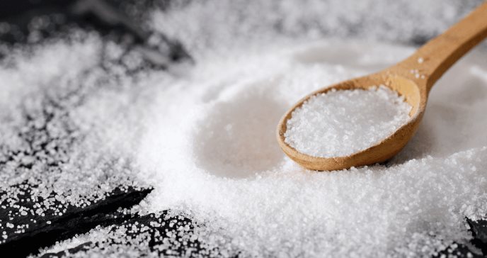 Agregar sal a los alimentos se relaciona con mayor riesgo de muerte prematura, según estudio