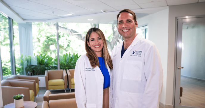 "Es tiempo de servir al país", pareja de médicos boricuas regresa para atender a los puertorriqueños