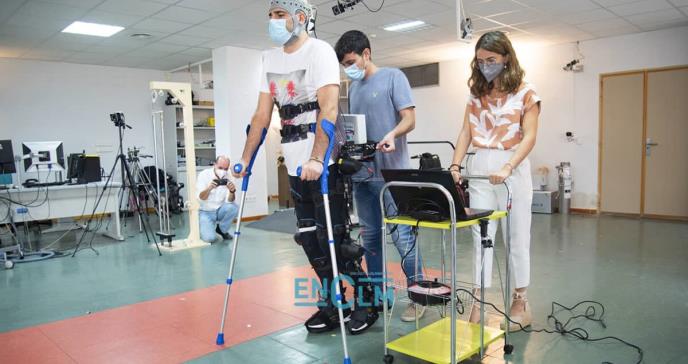 Paciente volvió a caminar por medio de un exoesqueleto controlado por su mente 