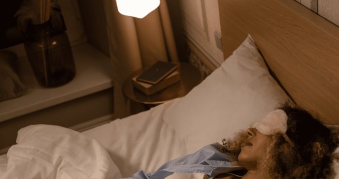 Estudio concluye que dormir con la luz encendida podría ser malo para su corazón