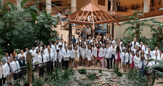 Más de 150 médicos fueron investidos en la Ceremonia de Bata Blanca de la Universidad Central del Caribe