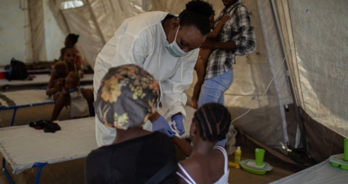 Reportan más de 2.200 casos sospechosos y 52 decesos por cólera en Haití