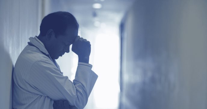 Aumenta el riesgo de depresión en médicos que trabajan 90 horas o más a la semana, revela estudio