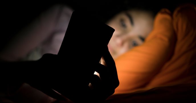 Insomnio: mantas pesadas sobre el cuerpo estimularían la producción de melatonina hasta en un 32 % más