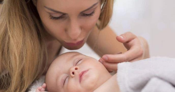5 trucos para evitar que tu bebé se despierte cuando lo pases a la cuna