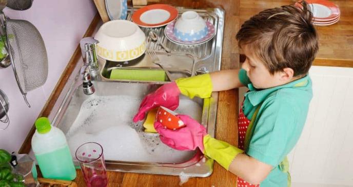 ¿Qué tareas del hogar son aptas para los niños según su edad?