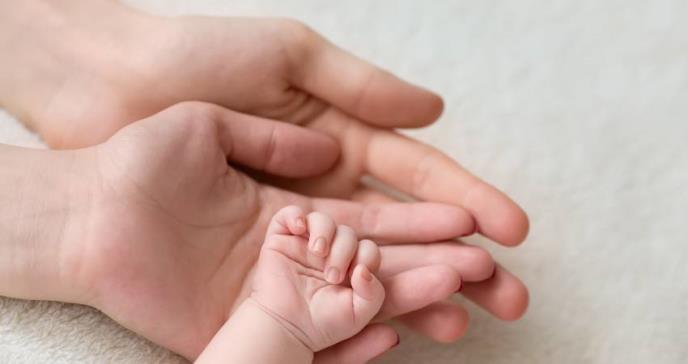 ¿Por qué los bebés mantienen las manos empuñadas?