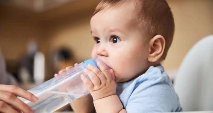 ¿Por qué debemos abstenernos de darle agua a los bebés?