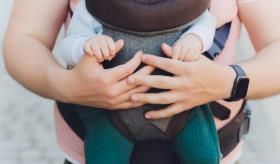 ¿Por qué no es sano portear al bebé mirando hacia el frente?