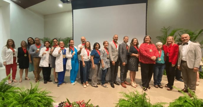 Exaltan a 300 héroes de la salud por su labor en la prevención del COVID-19 en Puerto Rico