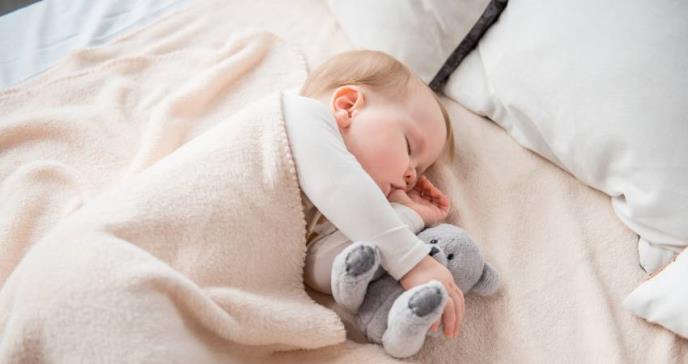 ¿Qué debo hacer si mi bebé tiene sueño pero no se duerme?