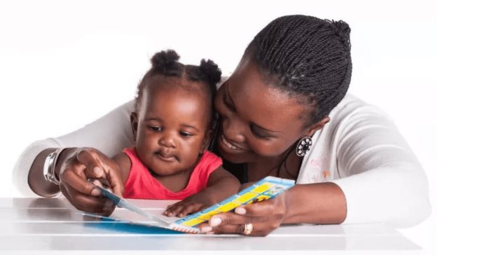 Bebés mejoran el desarollo del lenguaje cuando sus padres les leen a diario en el primer año de vida