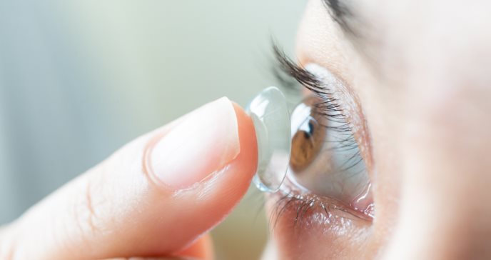 Crean el primer lente de contacto que libera fármacos antialérgicos