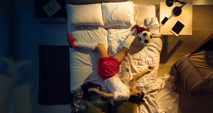 Dar patadas o gritar durante el sueño puede ser un indicador temprano de párkinson: estudio