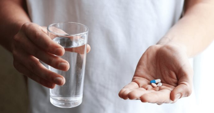 Los efectos adversos de reemplazar el agua con otra bebida para la ingesta de fármacos
