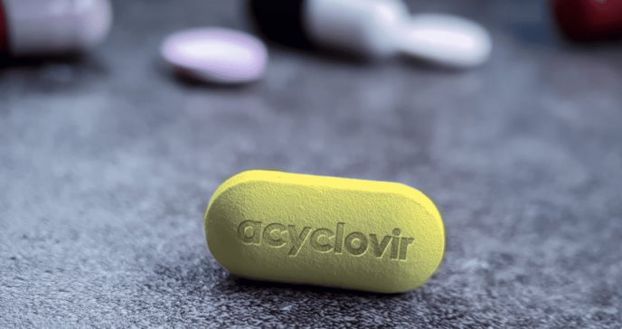 Aciclovir: vómitos, diarrea, mareos, dificultad para hablar y sus otros efectos secundarios