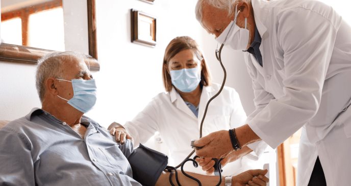 Hipertensión arterial de bata blanca: ¿por qué sube la tensión durante las consultas médicas?
