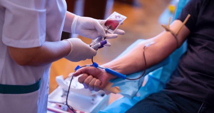 La FDA amplía las normas de donación de sangre para incluir a personas homosexuales y bisexuales
